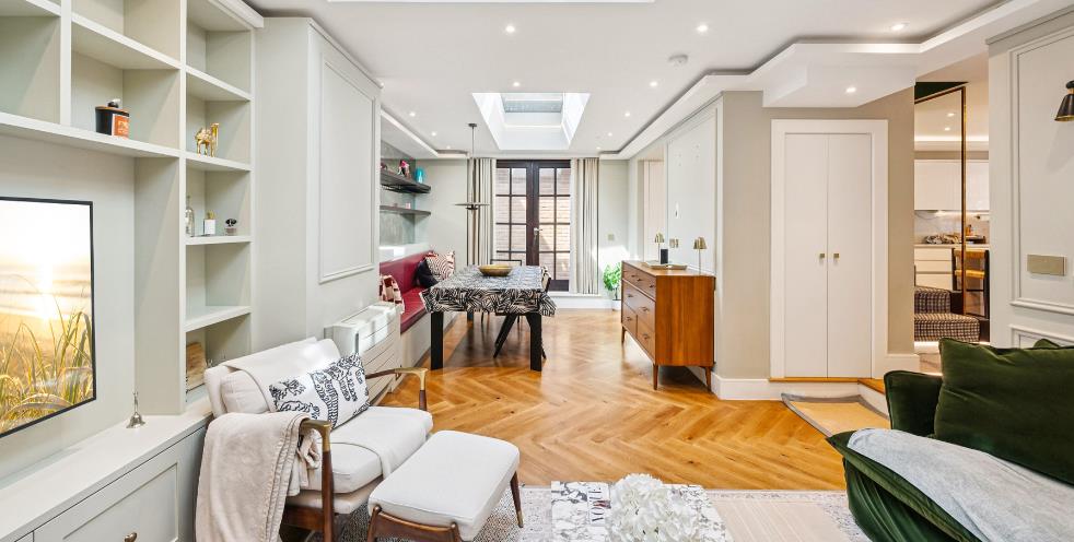 3 bed property in Farrier Walk, London